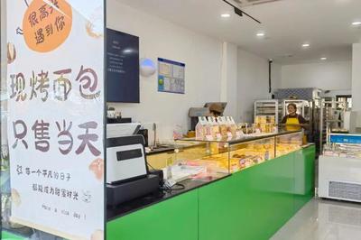 蛋黃酥、現(xiàn)烤吐司、奶油小方…金山這家工廠店只售當(dāng)天現(xiàn)做！面包控的天堂